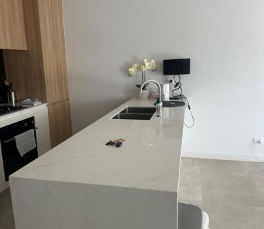 St Marys Apartment | Modern 2-Bed Apartment with Breathtaking Blue Mountain Views