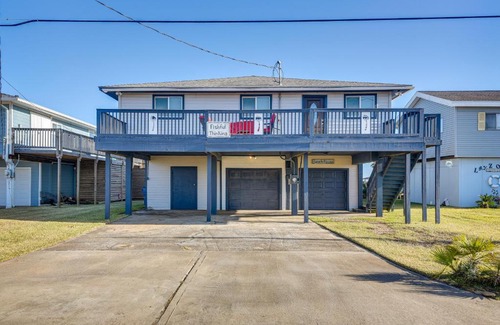 Surfside Beach House | Beachfront Surfside Home with Deck and Grill for Families