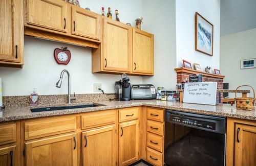 Plymouth House | Ideal Getaway Near PSU, Ice Castles & Skiing with Pool