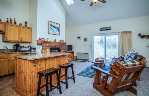 Plymouth House | Ideal Getaway Near PSU, Ice Castles & Skiing with Pool