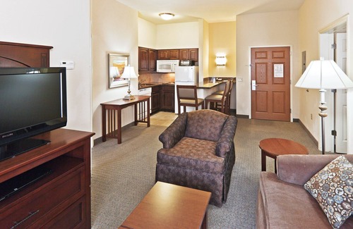 Oklahoma City Condo | Premier Stay Near Quail Springs Mall with Free Breakfast