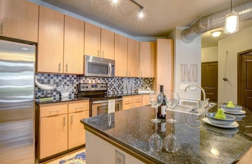 Second Ward Apartment | Convenient Hotel with Pool, Gym & Easy Transit Access