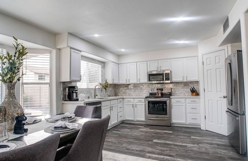 Maryvale House | Perfect Getaway Near Stadiums - Sleeps 10, Pet Friendly!