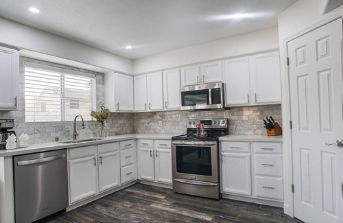 Maryvale House | Perfect Getaway Near Stadiums - Sleeps 10, Pet Friendly!