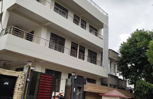 Gomti Nagar Apartment | Near Taj Hotel | Self-Cooking + Free Breakfast