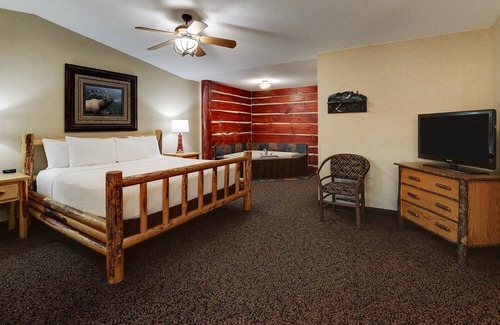 Moline Hotel | Comfortable Rooms Near TaxSlayer Center with 2 Pools