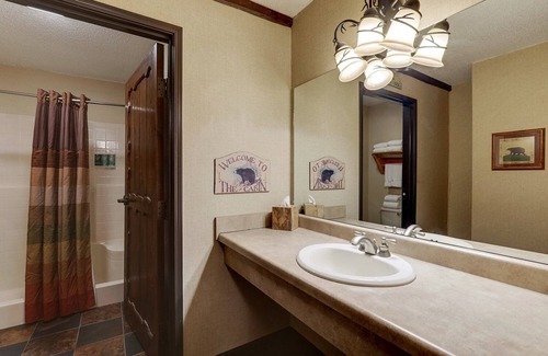 Moline Hotel | Comfortable Rooms Near TaxSlayer Center with 2 Pools