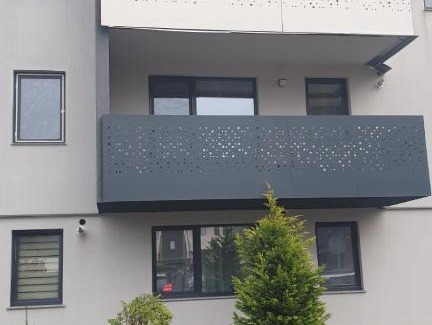 Sinnicoara Apartment | Convenient Airport Stay with Family and Pet Amenities
