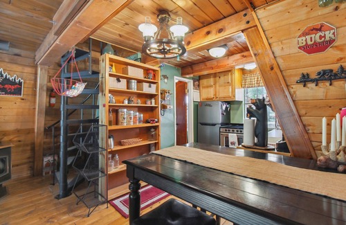 Heber Cabin | Serene Forest Lakes Retreat with Spa & Pet-Friendly Options