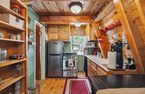 Heber Cabin | Serene Forest Lakes Retreat with Spa & Pet-Friendly Options