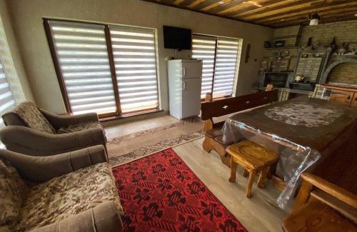 Dubyna House | Scenic Retreat Near Waterfall - Top-Rated Family Getaway