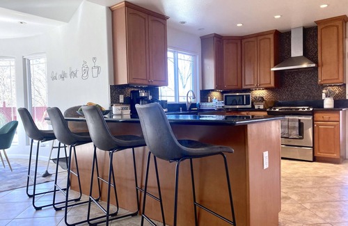 Oakhurst House | Top-Rated Bonanza Ranch: Hot Tub, Views & Fast WiFi