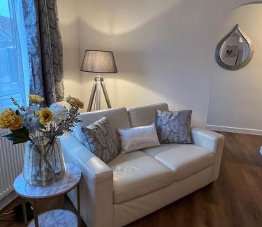 Street Apartment | Family-Friendly Retreat Near Glastonbury Town Centre