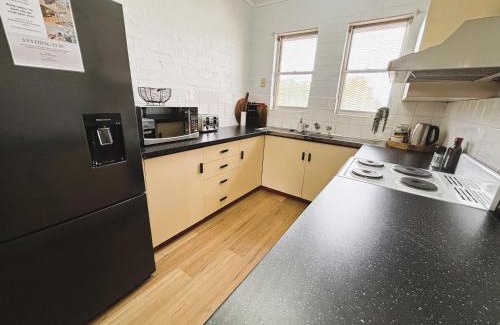 South Hedland Apartment | Neat 2 bedroom Apartment, with free parking
