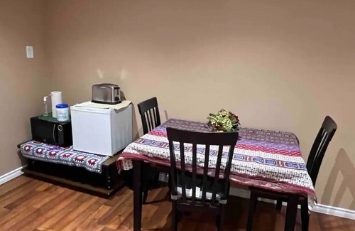 Brantford House | Cozy Private Basement with Kitchen for Your Perfect Stay