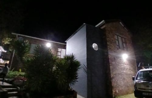 Grahamstown Villa | Cozy Neat Haven: Pet-Friendly Getaway with Breakfast & Hot Tub