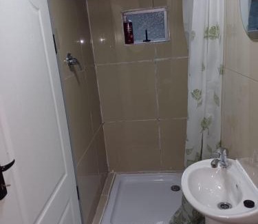 Grahamstown Villa | Cozy Neat Haven: Pet-Friendly Getaway with Breakfast & Hot Tub