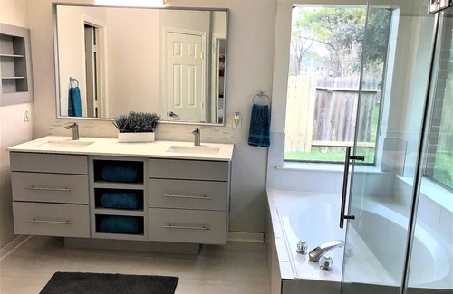 Cinco Ranch House | Ideal Stay Near Dining and Shopping with Pool & Spa