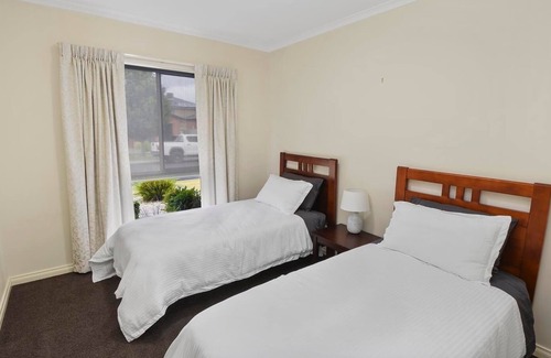 Horsham House | Neat, Quiet and Close to River