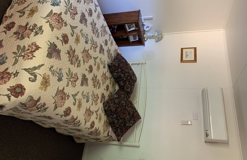 North Yalgogrin House | Neat Granny Flat with Pool and Family-Friendly Amenities