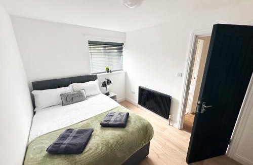 Little Hay House | Convenient Stay Near NEC-Airport - 4 Min Drive