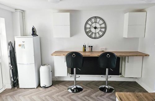 Little Hay House | Convenient Stay Near NEC-Airport - 4 Min Drive