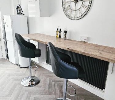 Little Hay House | Convenient Stay Near NEC-Airport - 4 Min Drive