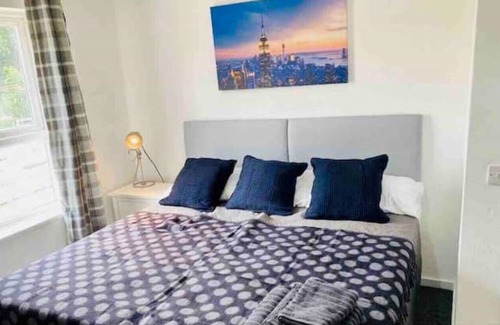 Birmingham House | Nechellsleepzzz 10beds free parking. Wheel chair access