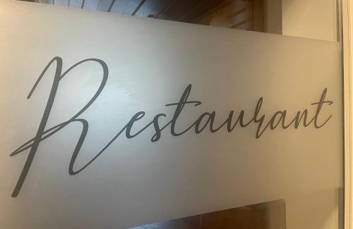 Edingen-Neckarhausen House | Discover Neckarperle: Pet-Friendly Stay with Dining & Breakfast