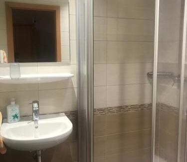 Edingen-Neckarhausen House | Discover Neckarperle: Pet-Friendly Stay with Dining & Breakfast