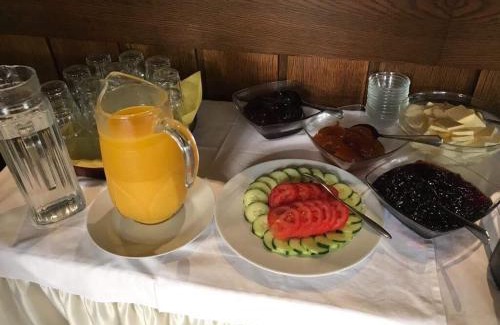 Edingen-Neckarhausen House | Discover Neckarperle: Pet-Friendly Stay with Dining & Breakfast
