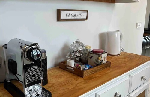 Carwoola Cottage | Perfect getaway: Eco-Friendly Retreat with Breakfast & Kitchen