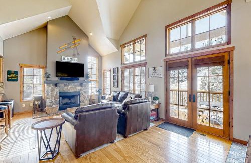 Tamarack Resort House | Speed into Comfort: Family-Friendly Hotel with Hot Tub