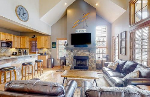 Tamarack Resort House | Speed into Comfort: Family-Friendly Hotel with Hot Tub