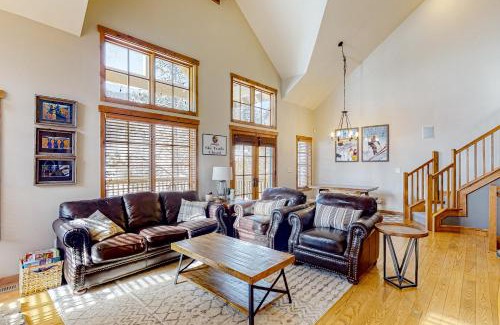 Tamarack Resort House | Speed into Comfort: Family-Friendly Hotel with Hot Tub