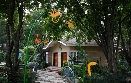 Pachmarhi Bed & Breakfast | Budget-Friendly Neelam Foresteria Resort with Pool & Breakfast