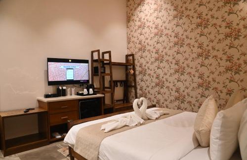 Pachmarhi Bed & Breakfast | Budget-Friendly Neelam Foresteria Resort with Pool & Breakfast