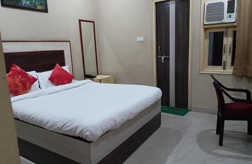 Lucknow Apartment | Budget-Friendly Stay at Neelansh: Pet Friendly & More
