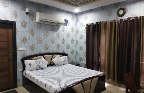 Bani Park House | Top-Rated Neetu's Home Stay with Spa and Breakfast Included