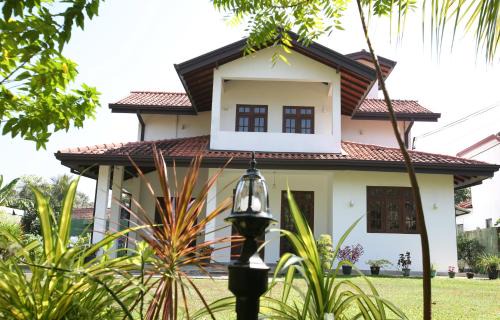 Dalupotha Villa | Guest Favorite: NegomboVilla with Breakfast & Family Amenities