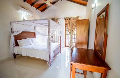 Dalupotha Villa | Guest Favorite: NegomboVilla with Breakfast & Family Amenities