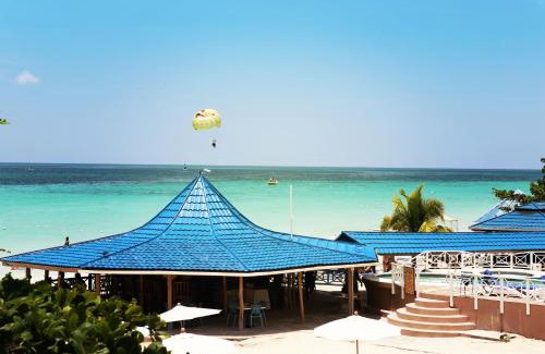 Negril Hotel | Oceanfront Bliss at Negril Treehouse Resort - Rated 8/10