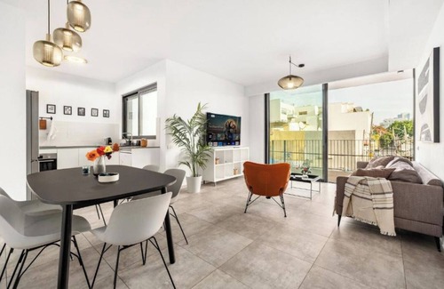 Bene Beraq Apartment | Nehemia Parking and Pool