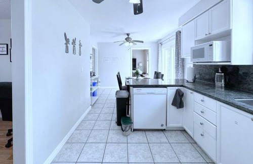 Barrie House | Cozy Neighborhood House in Barrie - 4-Star Comfort