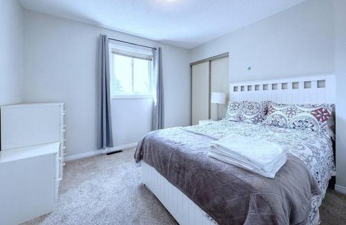 Barrie House | Cozy Neighborhood House in Barrie - 4-Star Comfort