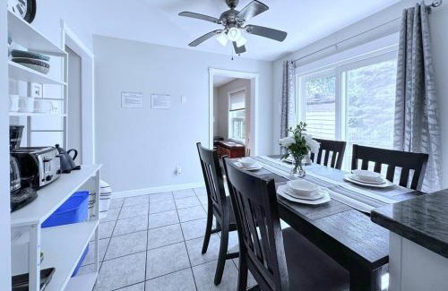 Barrie House | Cozy Neighborhood House in Barrie - 4-Star Comfort