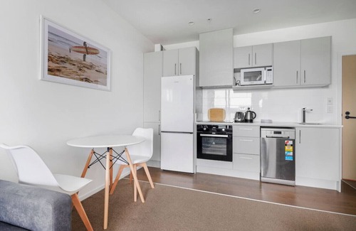 Manurewa Apartment | Neighborhood Hideaway with Air-con and Deck
