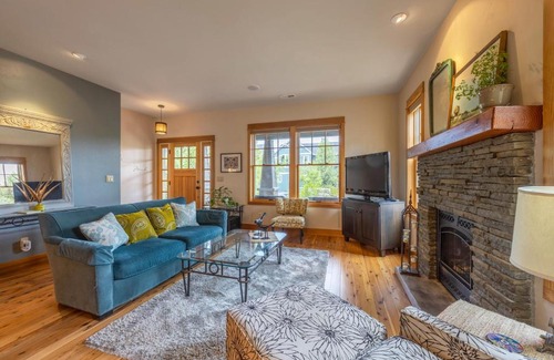 Hood River House | Cozy Neighborhood Nest: Ideal for Families and Relaxation