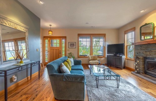 Hood River House | Cozy Neighborhood Nest: Ideal for Families and Relaxation