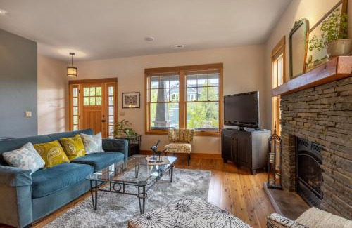 Hood River House | Cozy Neighborhood Nest: Ideal for Families and Relaxation